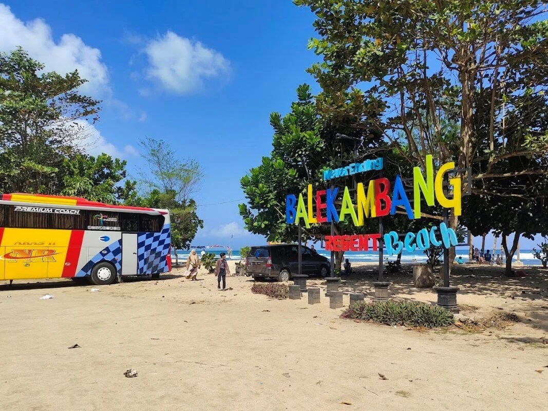 Area parkir pantai balekambang yang sangat luas, siap menampung wisatawan saat musim liburan.