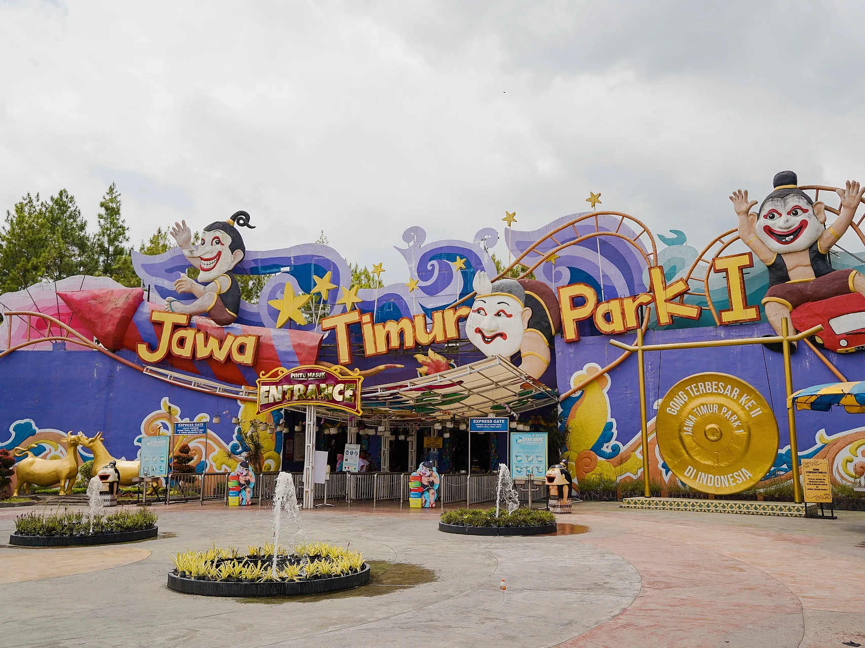 Pintu masuk Jatim Park 1, destinasi utama paket tour malang full day