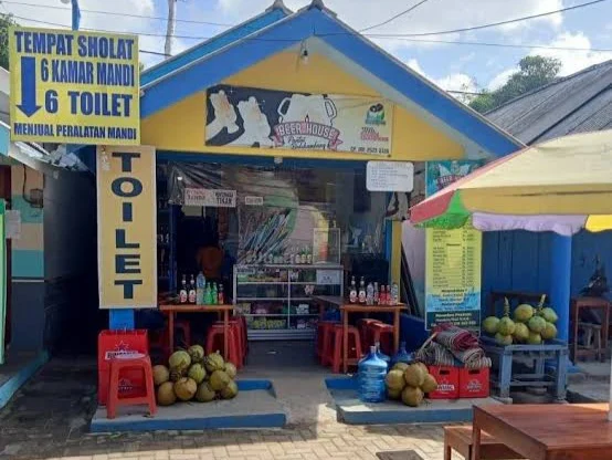 Deretan warung makan yang menyediakan aneka hidangan laut segar untuk para wisatawan di Pantai Balekambang.