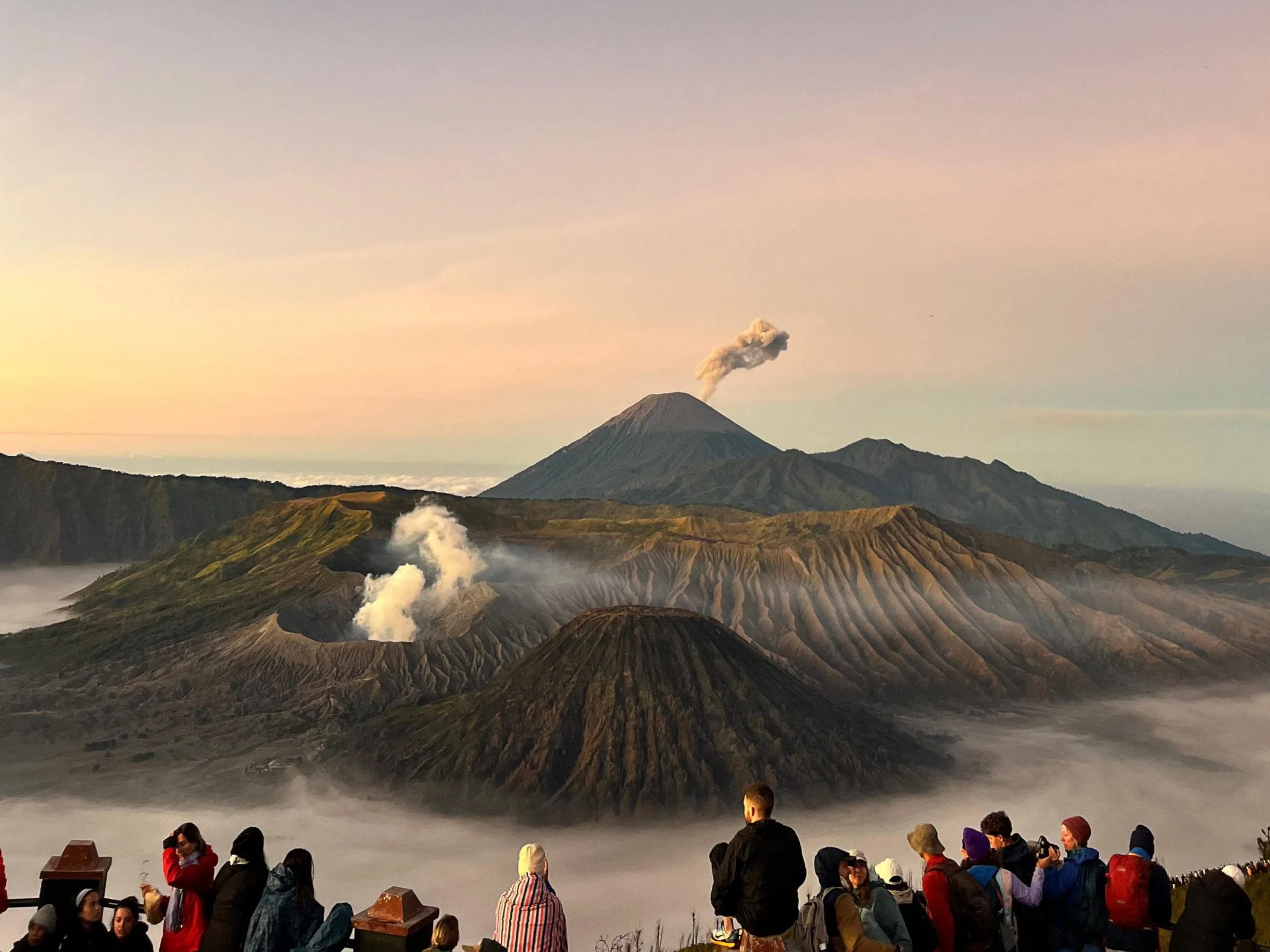 Keindahan sun set gunung Bromo menjadi moment favorit dalam rangkaian kegiatan tour malang, baru, Bromo 2 hari 1 malam