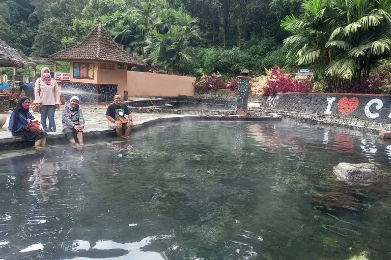 Pemandian air panas cangar penuh dengan pengunjung saat musim liburan