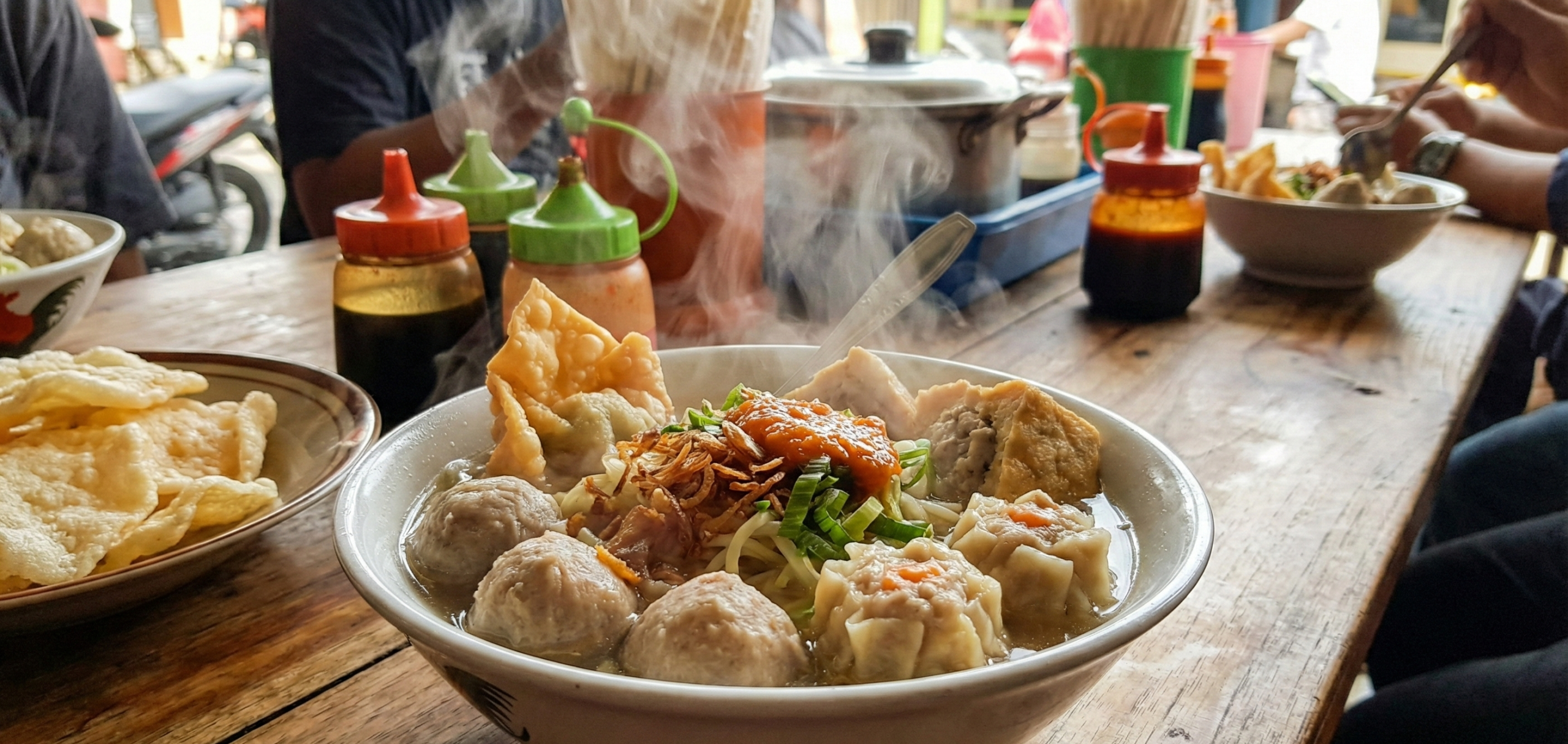 Suasana makan malam rombongan di restoran kuliner khas Batu Malang
