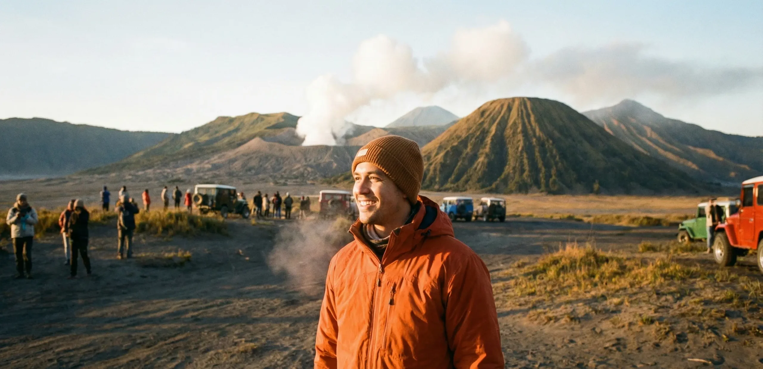 Wisatawan menggunakan jaket tebal windbreaker saat sunrise di Gunung Bromo