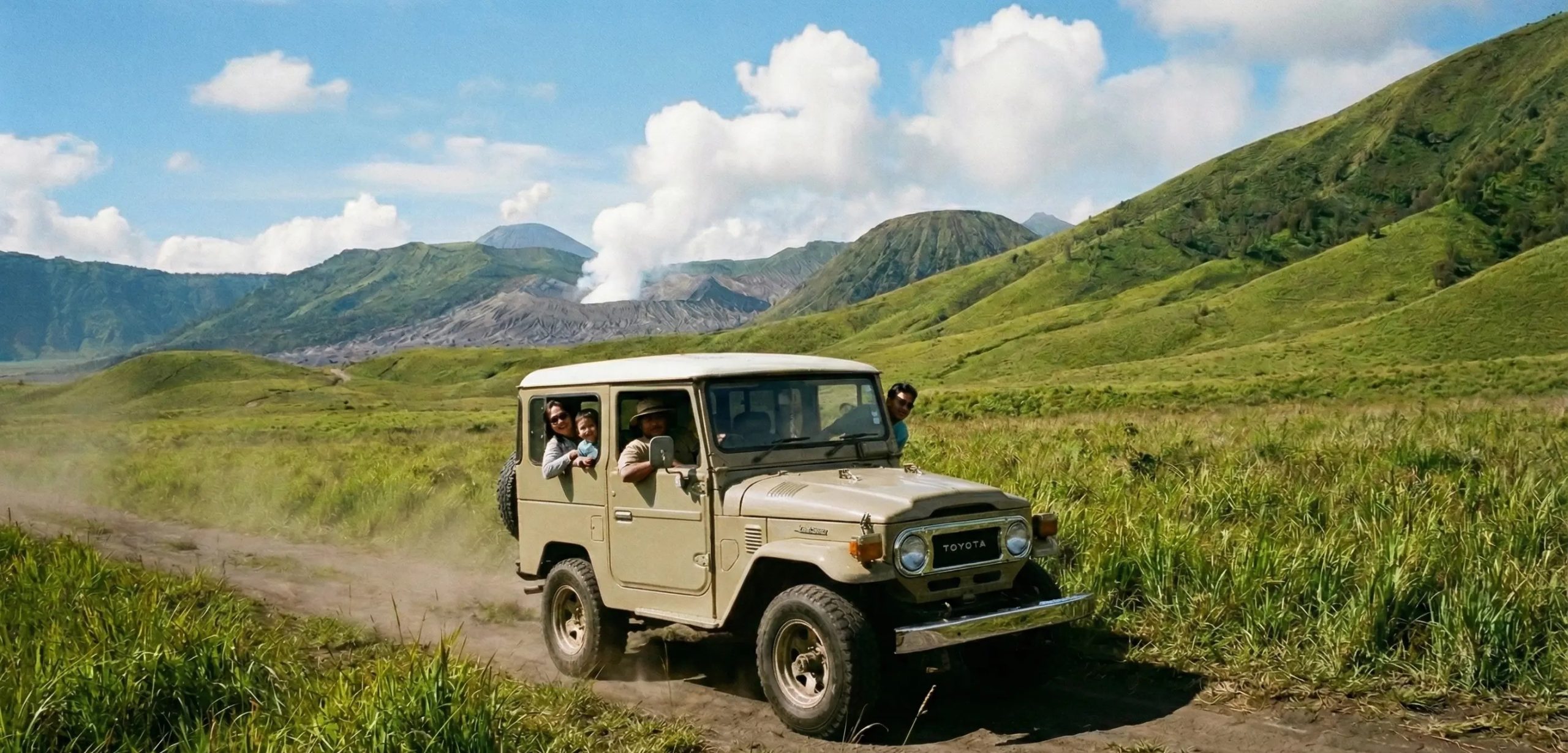 Jeep Hardtop Bromo melintasi kawasan savana bukit teletubbies