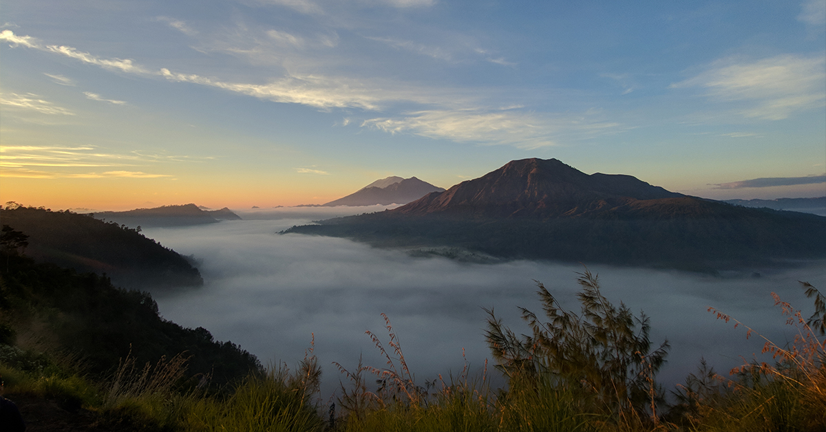 Pemandangan Sunrise di Desa Pinggan Kintamani Bali dengan latar Gunung Batur