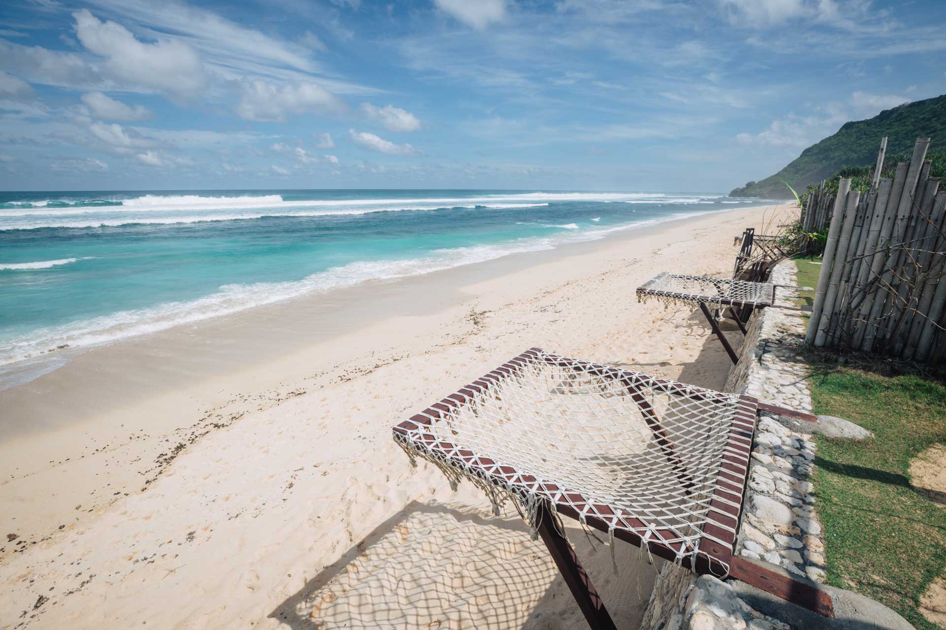 Wisata hidden gem di Bali Pantai Nyang Nyang Uluwatu yang sepi dan asri