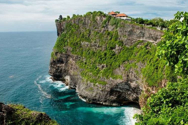 Pemandangan indah paket tour pantai nyang nyang bali dengan pasir putih dan tebing hijau
